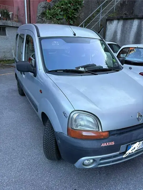 Usata Renault Kangoo Privilege 75 CV (55 kW) 2001 Argento Monovolume