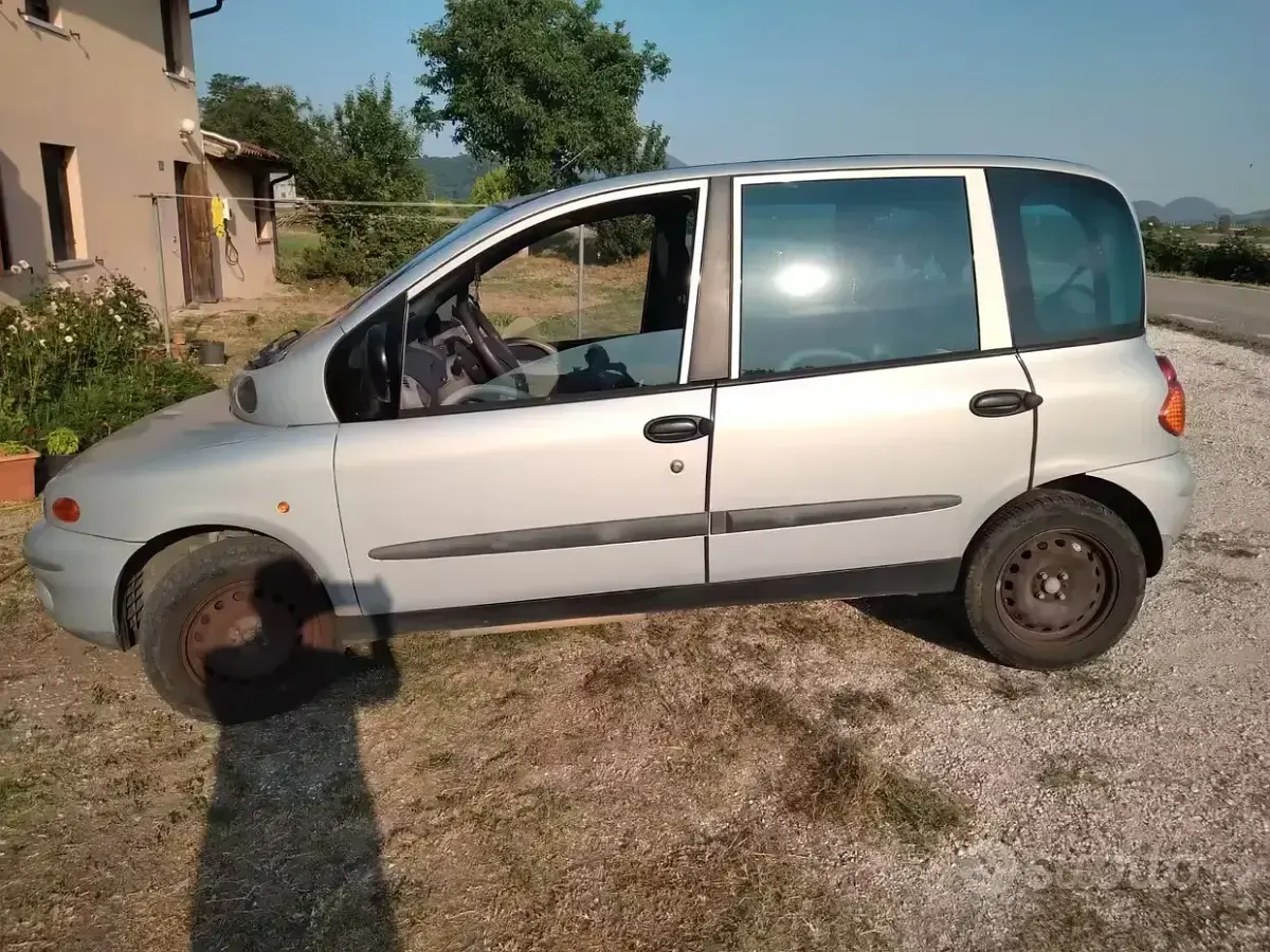 Usata Fiat Multipla 103 CV (75 kW) 2002 Grigio Monovolume