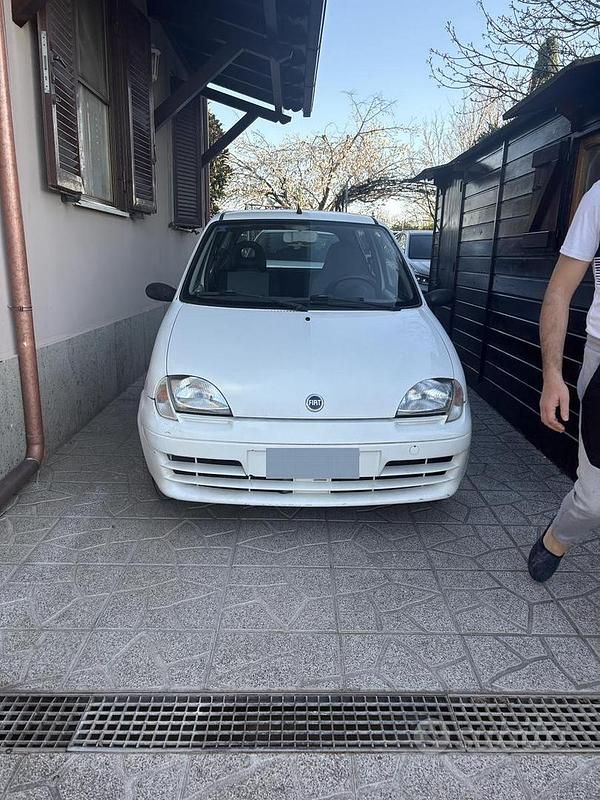 Usata Fiat 600 54 CV (39 kW) 2004 Bianco Berlina