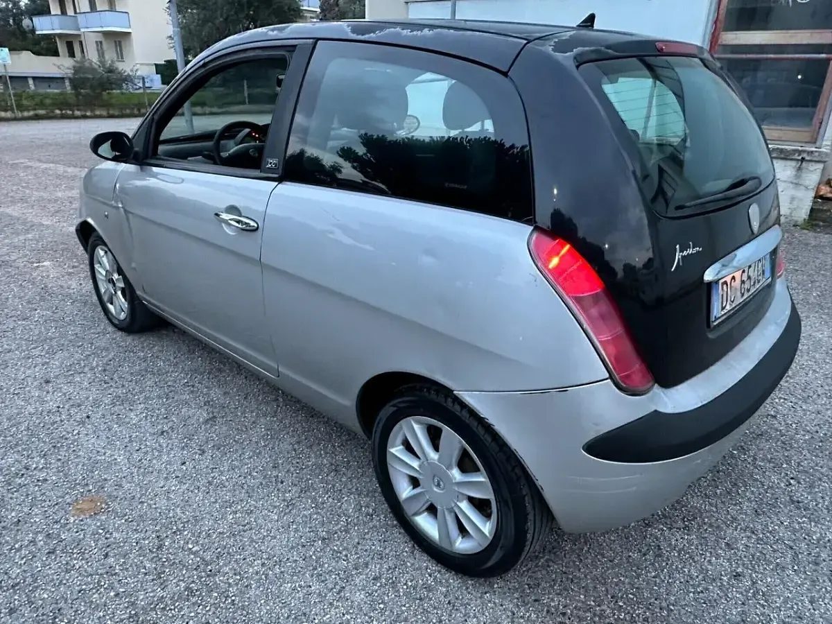 Usata Lancia Ypsilon 60 CV (44 kW) 2006 Argento Utilitaria