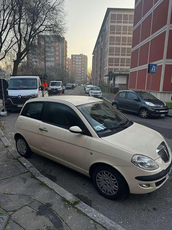 Usata Lancia Ypsilon 60 CV (44 kW) 2005 Beige Utilitaria
