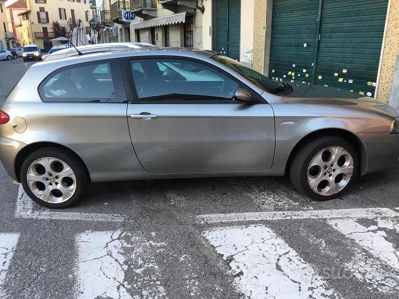 Usata Alfa Romeo 147 120 CV (88 kW) 2006 Grigio Utilitaria