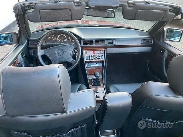Usado Mercedes E200 136 CV (100 kW) 1994 Púrpura Descapotable