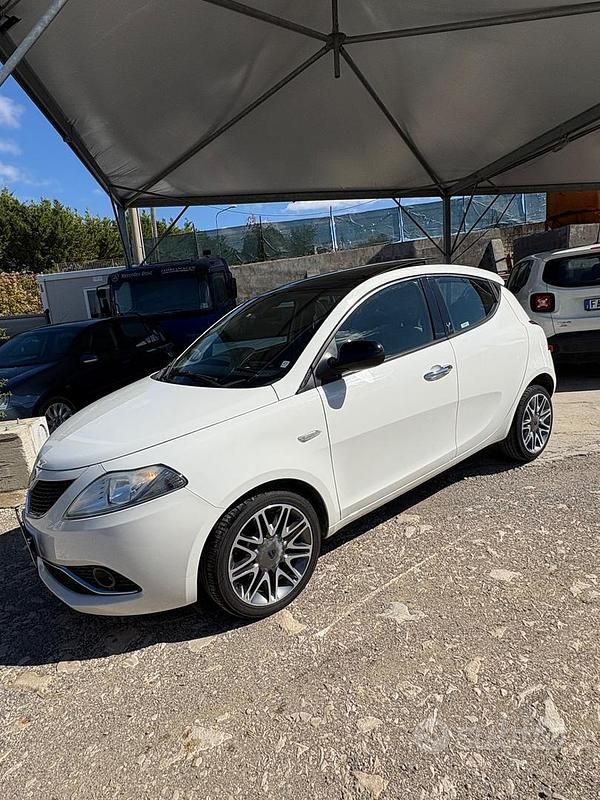 Usata Lancia Ypsilon Platinum 69 CV (50 kW) 2016 Bianco Utilitaria