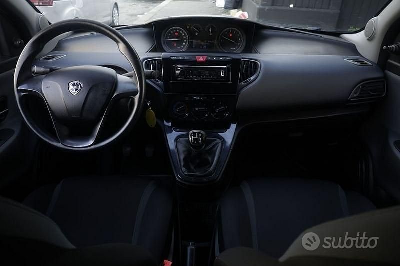 Usata Lancia Ypsilon Gold 69 CV (50 kW) 2017 Rosso Utilitaria