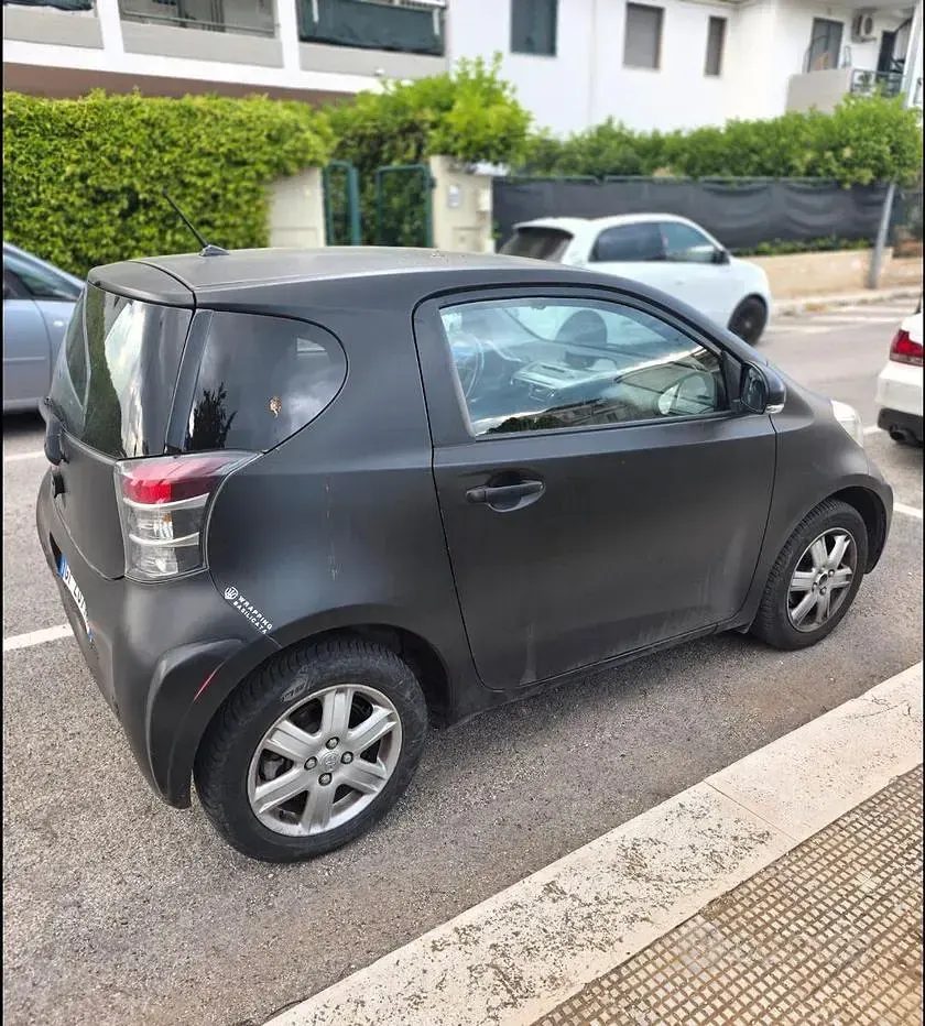 Begagnad Toyota iQ 90 HK (66 kW) 2009 Svart Halvkombi