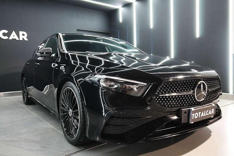 Nero Usata 2023 Mercedes A180 AMG Line Premium Plus Tre volumi | 34.900 € (Buon prezzo) - Immagine 1/4