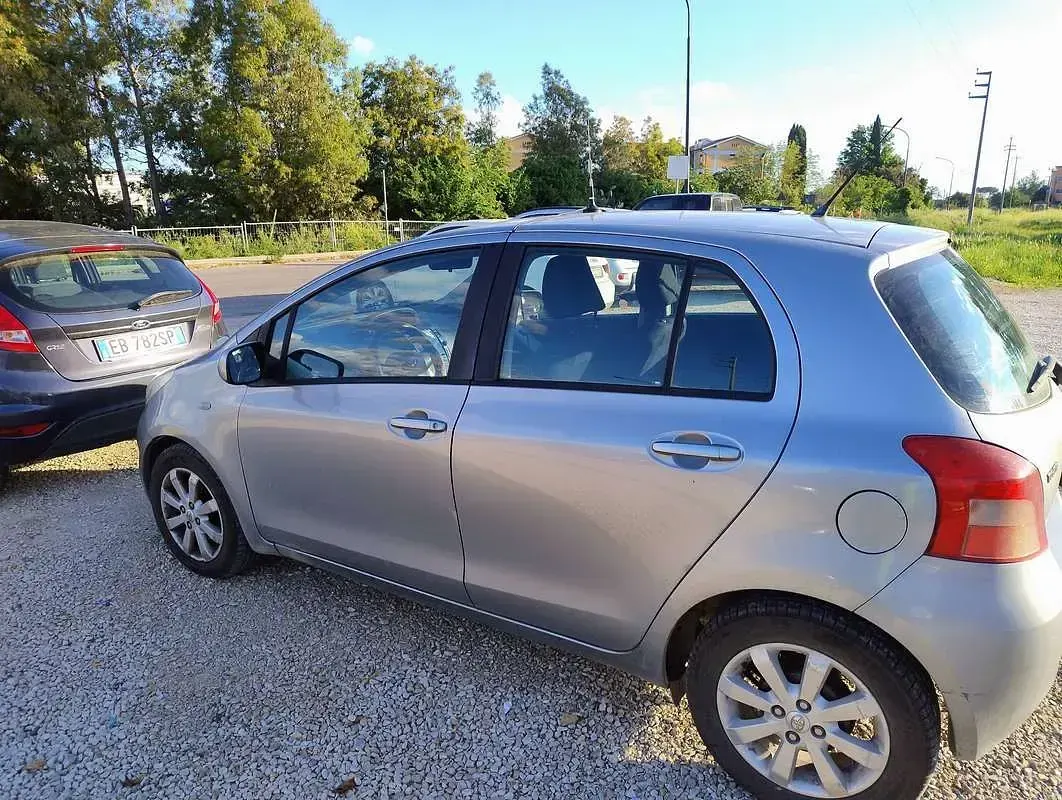 Usata Toyota Yaris Sol 87 CV (63 kW) 2007 Argento Utilitaria