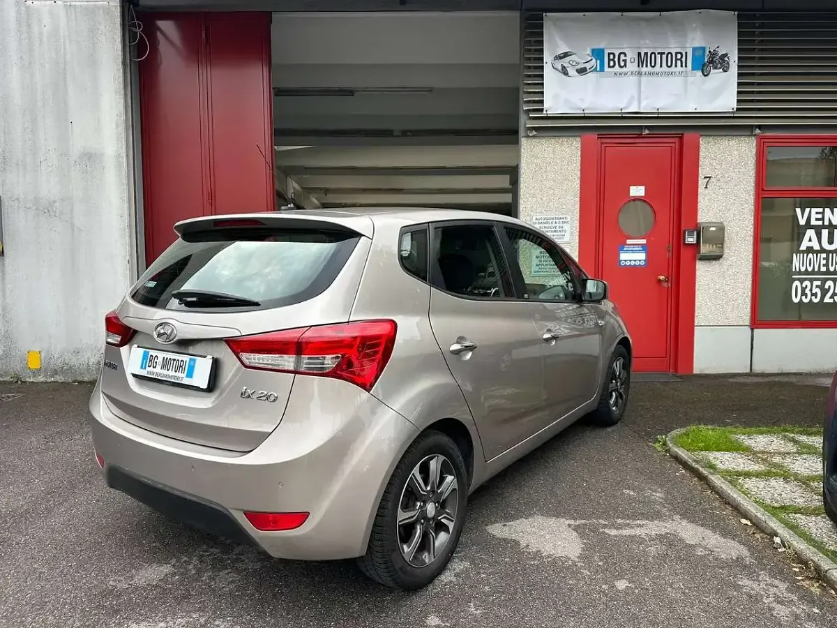 Usata Hyundai ix20 Comfort 118 CV (86 kW) 2019 Grigio Utilitaria