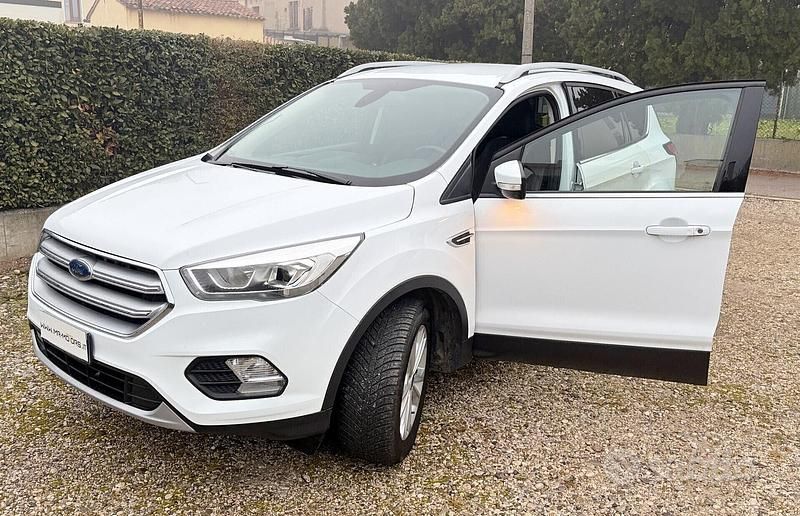 Bianco Usata 2017 Ford Kuga SUV | 13.500 € (Buon prezzo) - Immagine 1/4