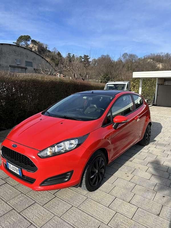 Usata Ford Fiesta Ambiente 75 CV (55 kW) 2016 Rosso Berlina