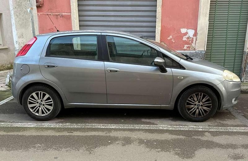 Usata Fiat Grande Punto Emotion 90 CV (66 kW) 2006 Grigio Utilitaria