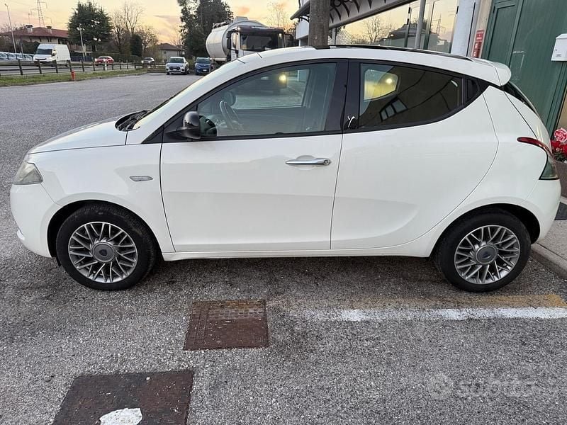 Usata Lancia Ypsilon 95 CV (69 kW) 2012 Bianco Utilitaria