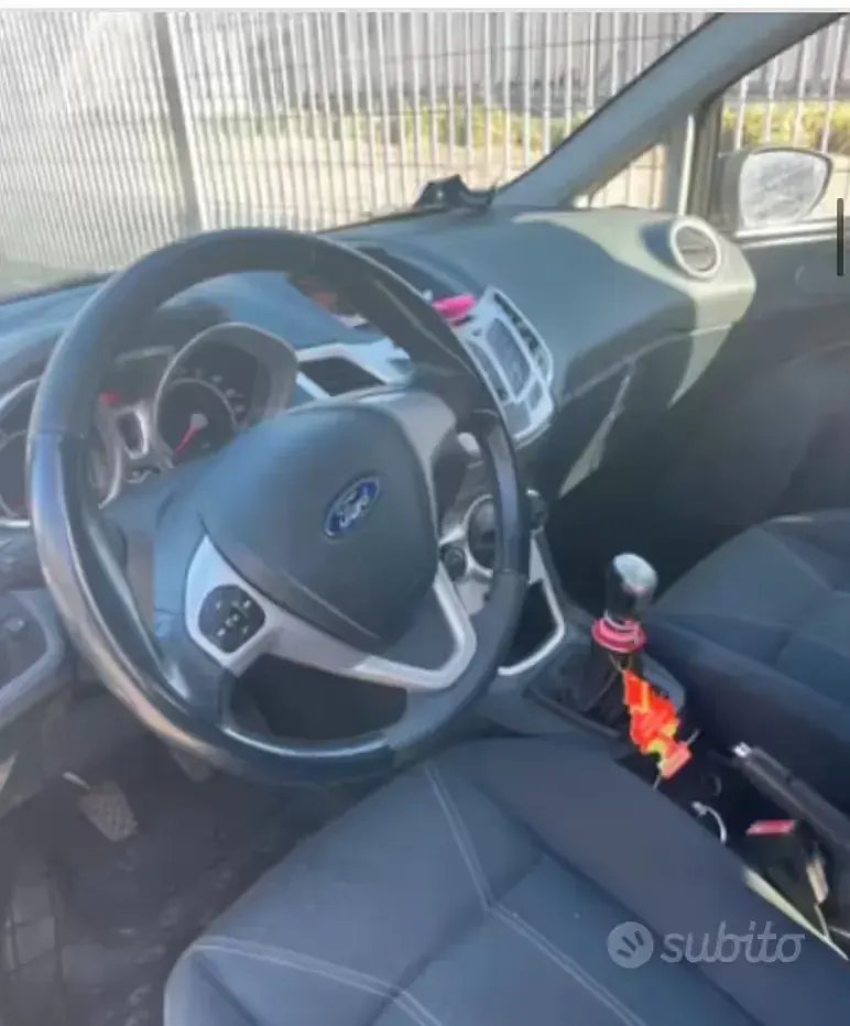Usata Ford Fiesta 97 CV (71 kW) 2010 Grigio Berlina