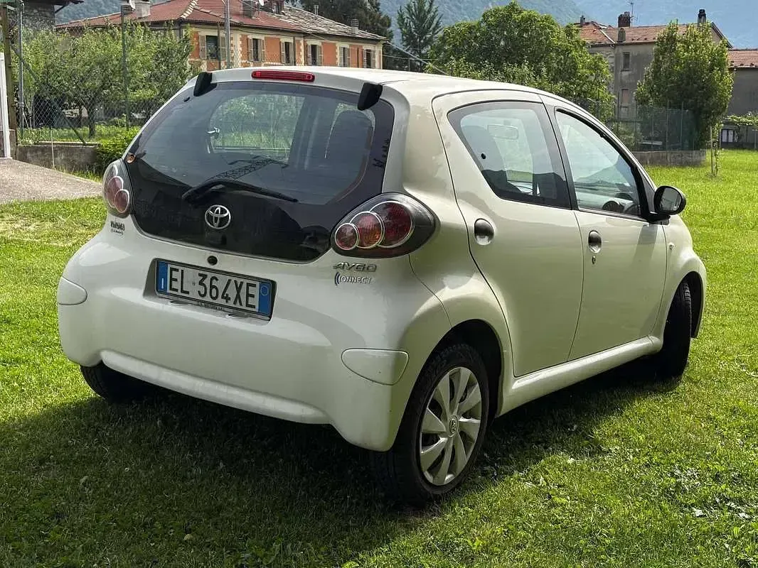 Usata Toyota Aygo Connect Style 68 CV (50 kW) 2012 Bianco Utilitaria