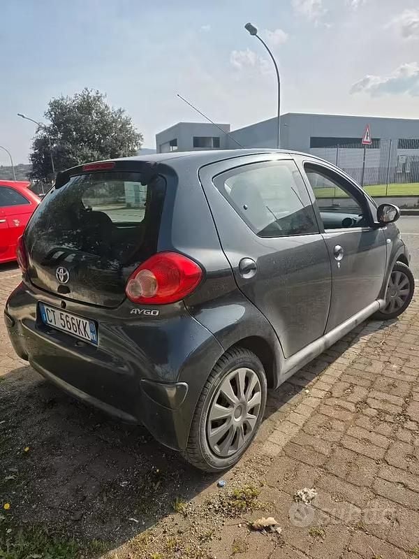 Usata Toyota Aygo 68 CV (50 kW) 2005 Grigio Utilitaria