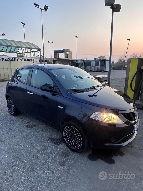 Usata Lancia Ypsilon Gold 69 CV (50 kW) 2018 Blu Utilitaria