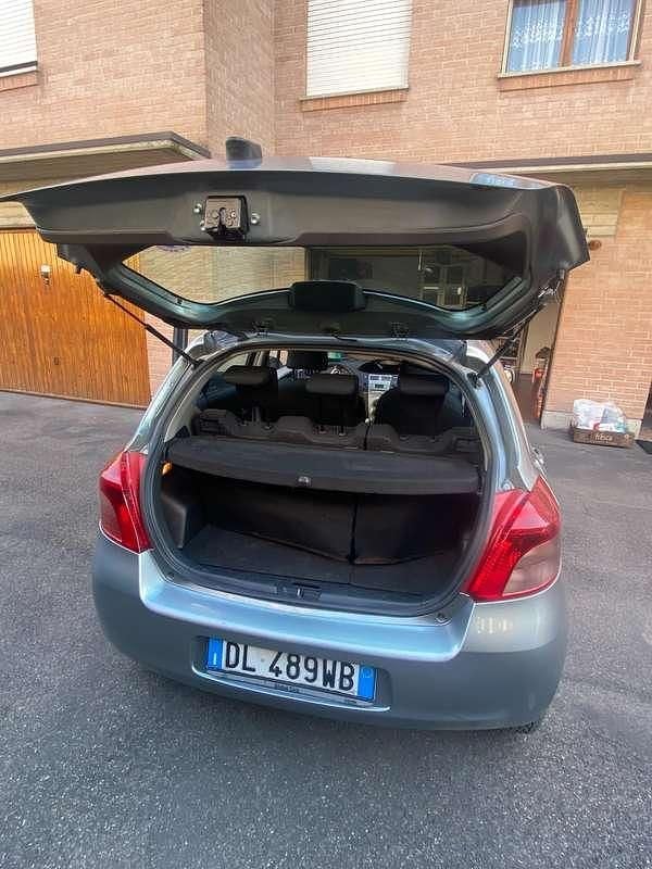 Usata Toyota Yaris Sol 87 CV (63 kW) 2007 Argento Utilitaria