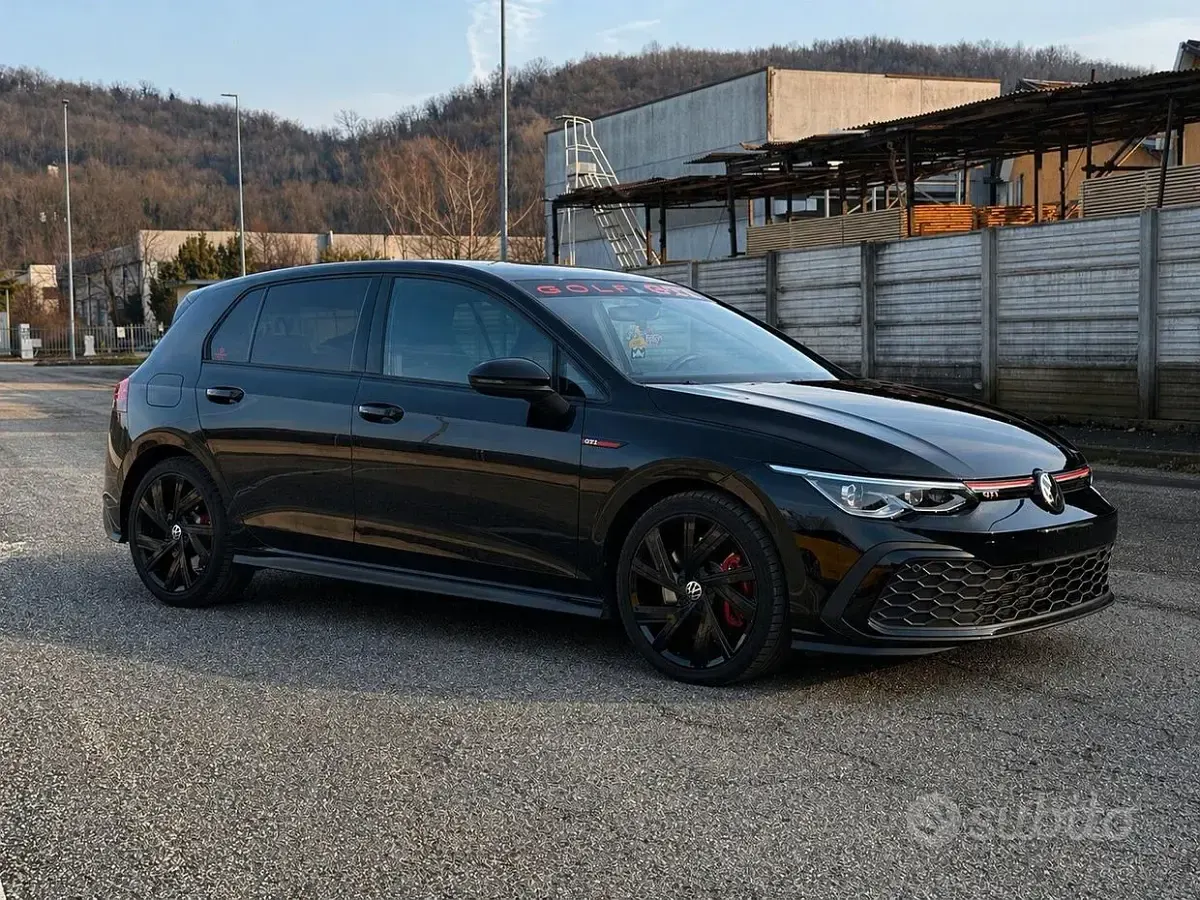 Käytetty VW Golf VIII GTI 245 HP (180 kW) 2023 Musta Sedan