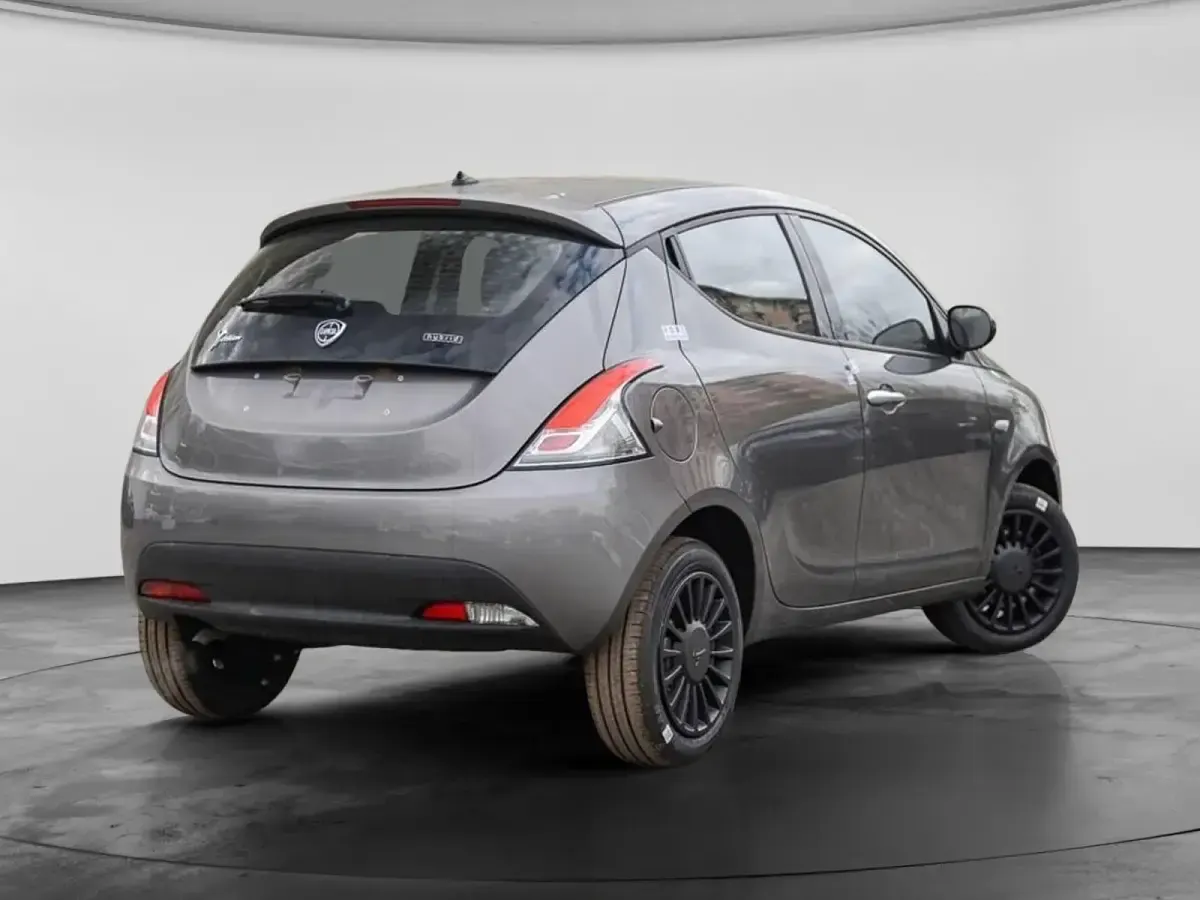 Usata Lancia Ypsilon Silver 70 CV (51 kW) 2023 Grigio Utilitaria
