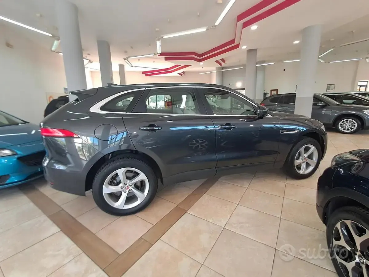 Begagnad Jaguar F-Pace Prestige 180 HK (132 kW) 2018 Grå SUV