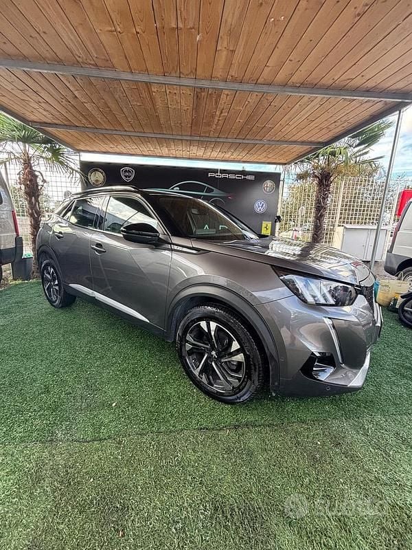 Usata Peugeot 2008 GT 130 CV (95 kW) 2023 Grigio SUV
