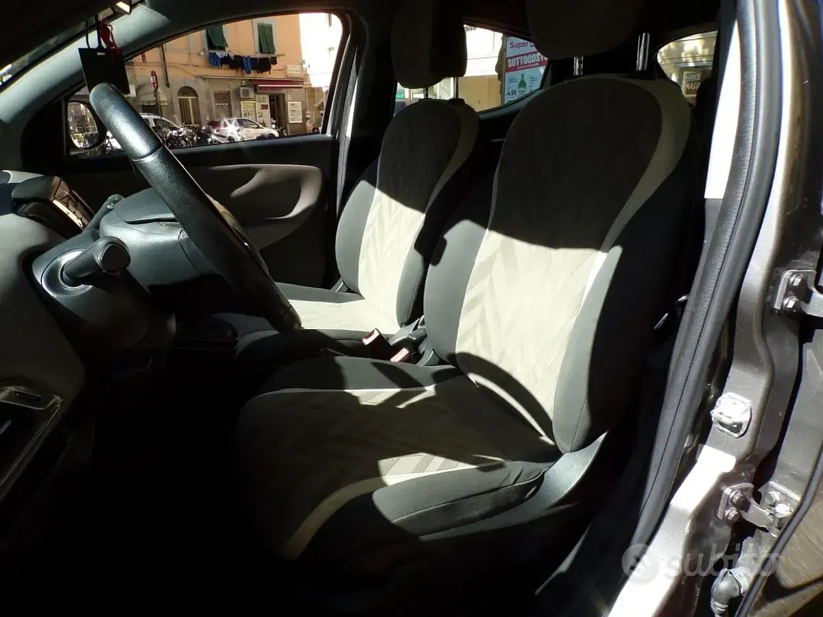 Usata Lancia Ypsilon Gold 69 CV (50 kW) 2016 Grigio Utilitaria