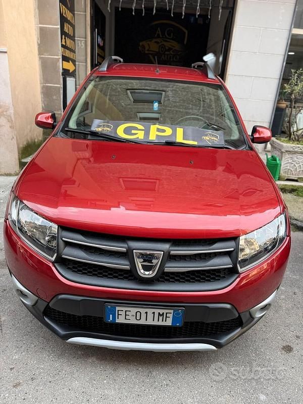 Usata Dacia Sandero Stepway 90 CV (66 kW) 2016 Rosso Berlina