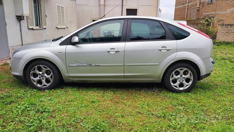 Usata Ford Focus 110 CV (80 kW) 2007 Grigio Berlina