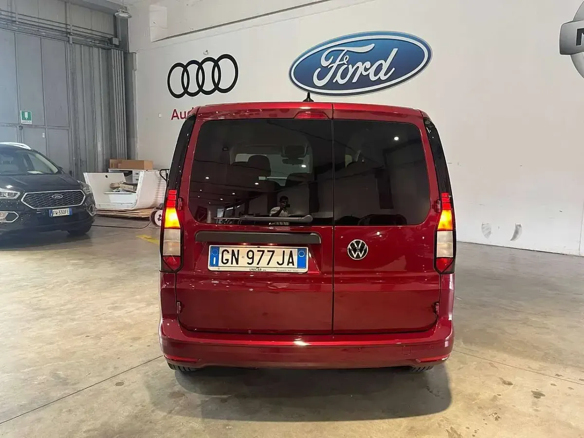 Usata VW Caddy Highline 114 CV (83 kW) 2023 Rosso Monovolume