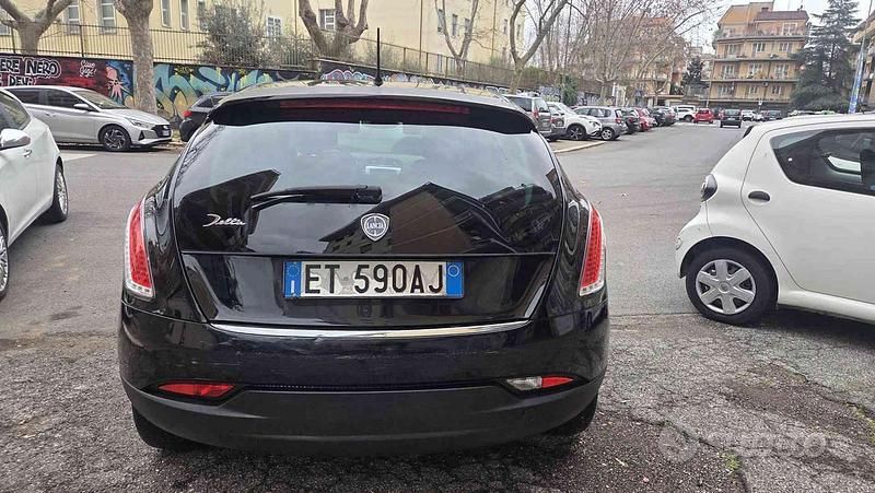 Begagnad Lancia Delta 165 HK (121 kW) 2010 Svart Halvkombi