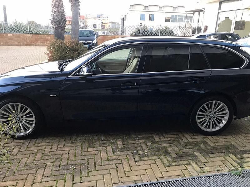 Usata BMW 320 Luxury Line 184 CV (135 kW) 2012 Blu Station wagon