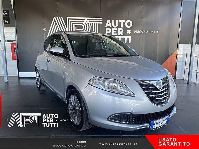 Usado Lancia Ypsilon Gold 69 HP (50 kW) 2012 Cinzento Citadino