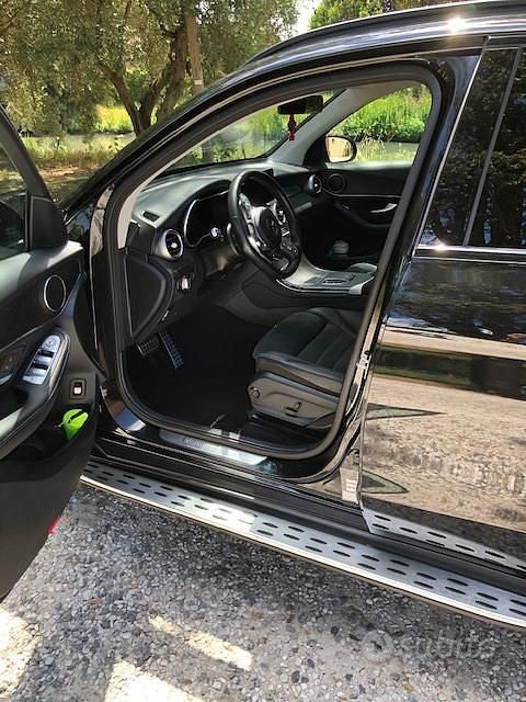 Käytetty Mercedes GLC220 Premium 194 HP (142 kW) 2022 Musta Sedan