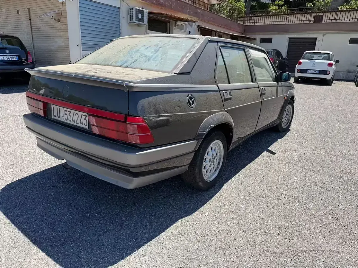 Usata Alfa Romeo 75 148 CV (108 kW) 1991 Nero Berlina