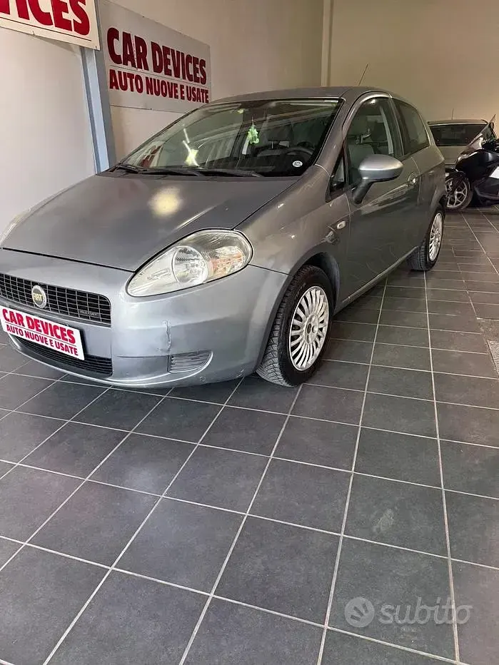 Usado Fiat Grande Punto 75 CV (55 kW) 2006 Gris Utilitario
