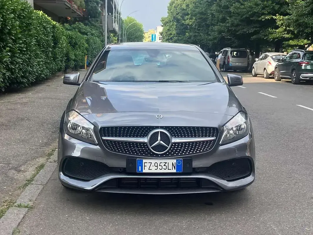 Usata Mercedes 180 Premium 122 CV (89 kW) 2018 Grigio Berlina