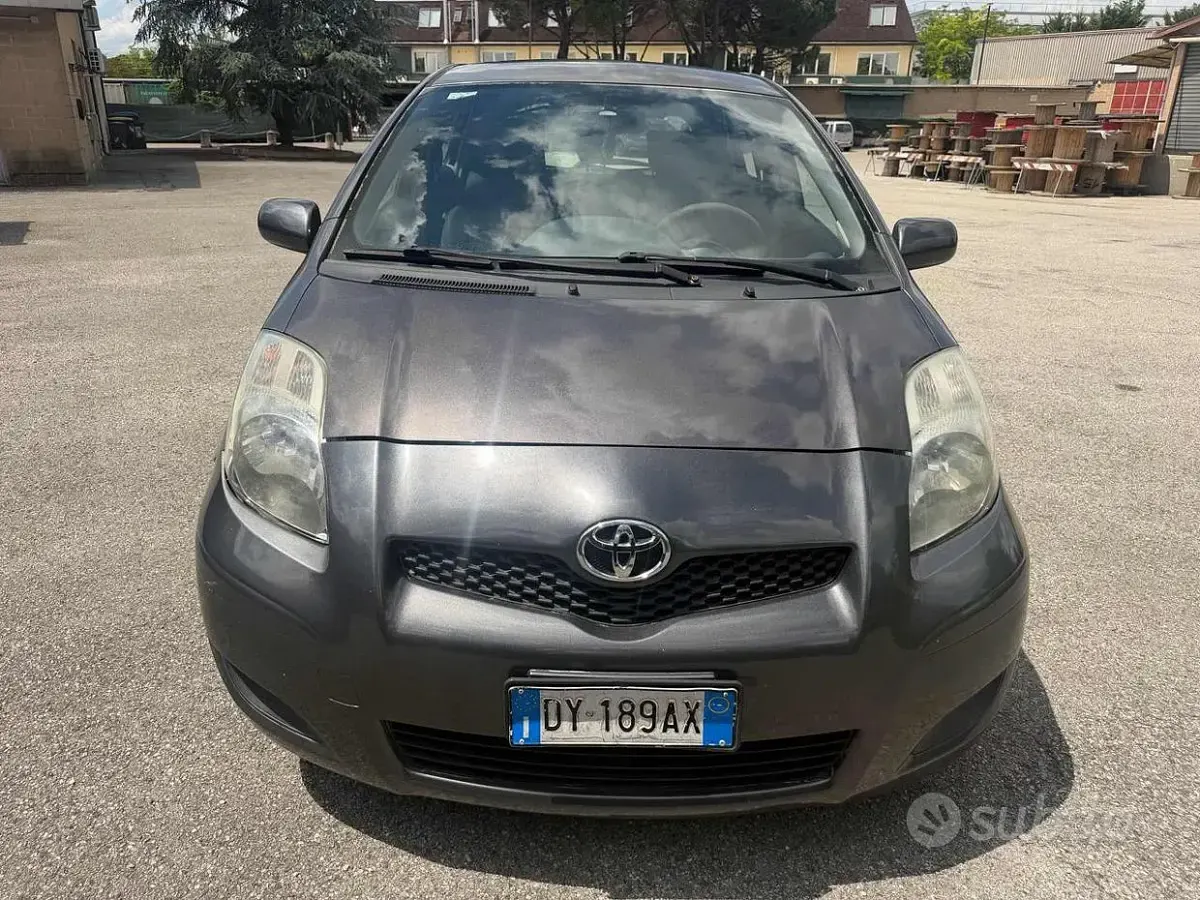 Usata Toyota Yaris Sol 90 CV (66 kW) 2009 Grigio Utilitaria