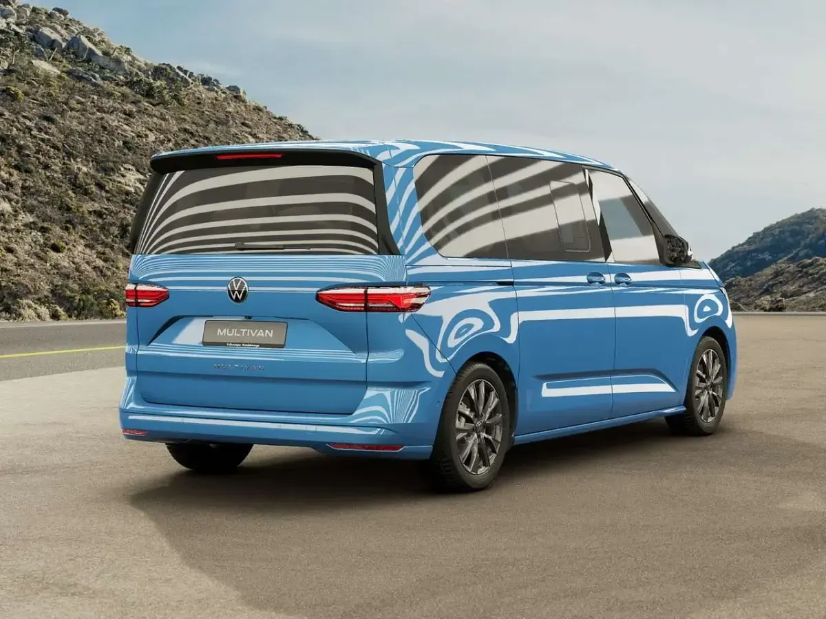 Usata VW Multivan Life 150 CV (110 kW) 2026 Medium blue metallizzato Monovolume