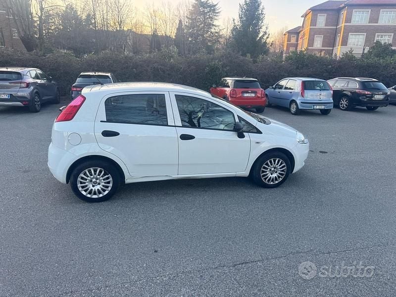 Usata Fiat Punto Pop 70 CV (51 kW) 2012 Bianco Utilitaria