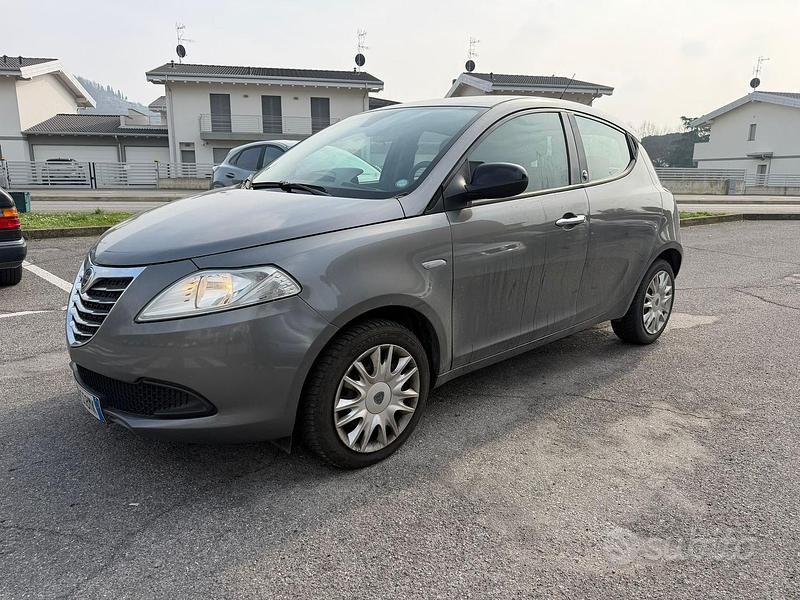 Usata Lancia Ypsilon 69 CV (50 kW) 2012 Grigio Utilitaria