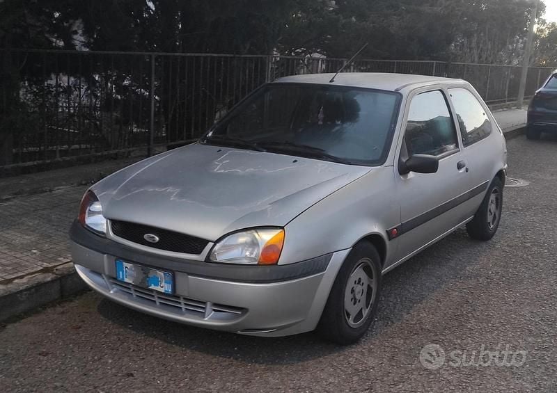 Usata Ford Fiesta 75 CV (55 kW) 2001 Grigio Utilitaria