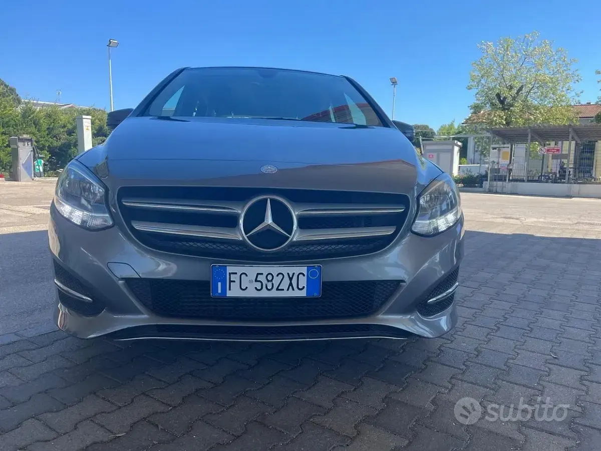 Begagnad Mercedes B160 Executive 90 HK (66 kW) 2016 Grå Minibuss