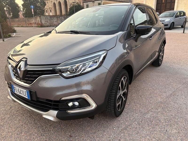 Usata Renault Captur 89 CV (65 kW) 2017 Grigio SUV