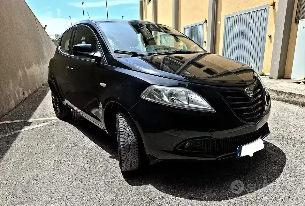Usata Lancia Ypsilon 85 CV (62 kW) 2015 Nero Utilitaria