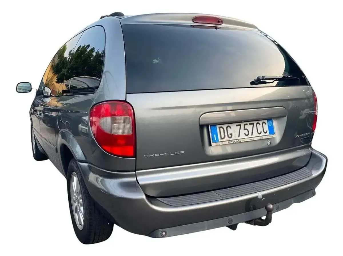 Usata Chrysler Voyager 143 CV (105 kW) 2007 Grigio scuro Monovolume