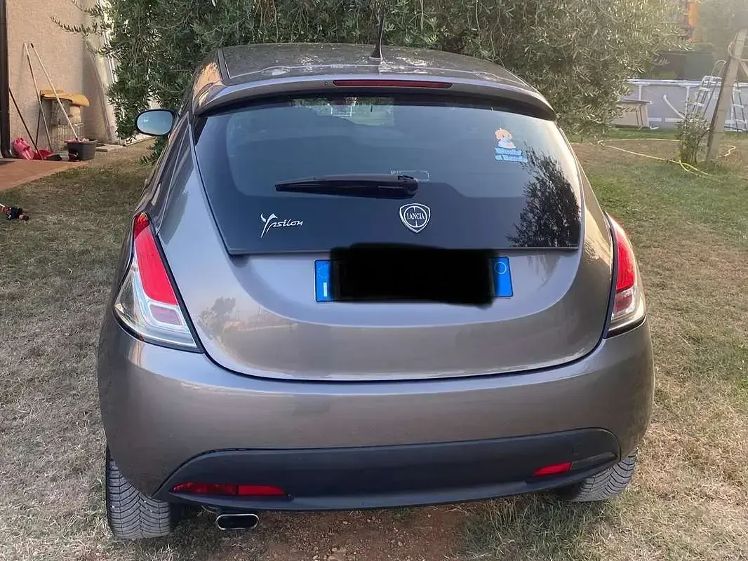 Usata Lancia Ypsilon Gold 69 CV (50 kW) 2013 Grigio Utilitaria
