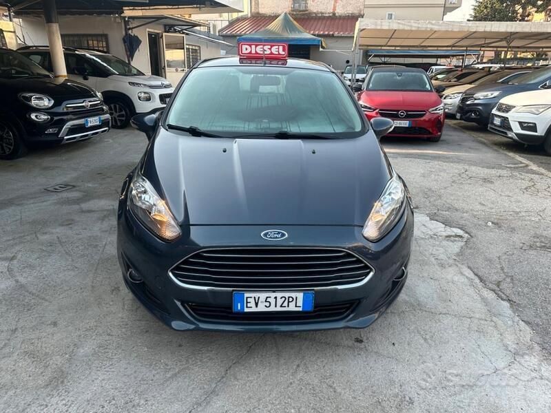 Grigio Usata 2014 Ford Fiesta Titanium Due volumi | 7499 € (Cara) - Immagine 1/4