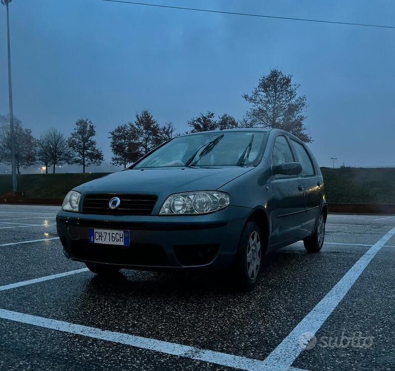 Usata Fiat Punto 80 CV (58 kW) 2004 Grigio Utilitaria