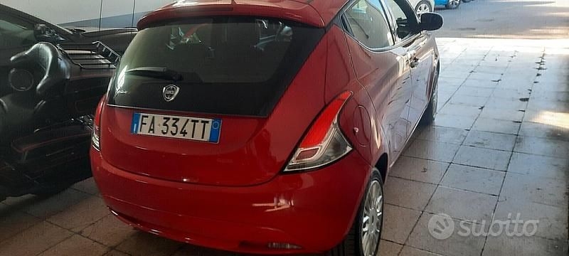Usata Lancia Ypsilon 69 CV (50 kW) 2015 Rosso Utilitaria